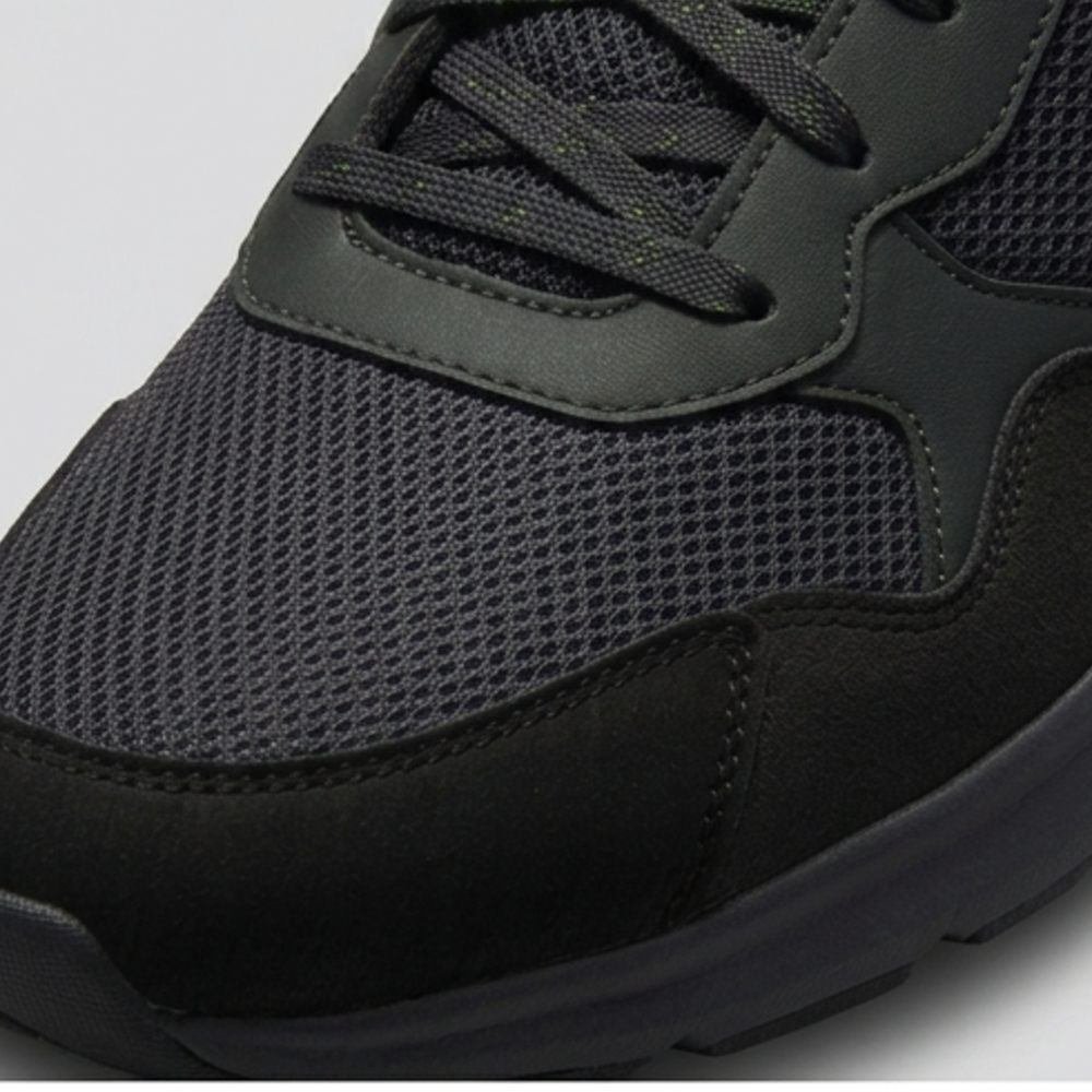 Detalle de los paneles de malla del tenis casual